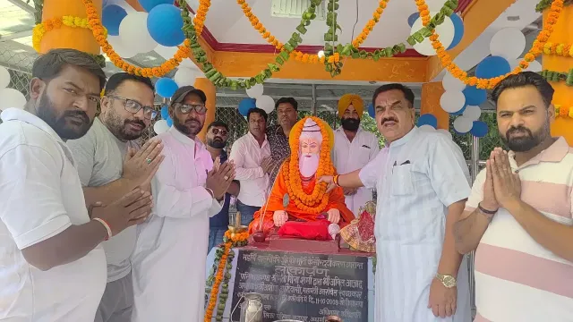 भगवान महर्षि वाल्मीकि के प्रकटोत्सव के अवसर पर पूर्व विधायक राजकुमार ठुकराल ने माल्यार्पण कर उन्हें नमन किया