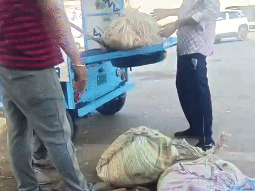 अजमेर से भीलवाड़ा सप्लाई होने आ रहा नकली मावा पकड़ा:गठरी में बांधकर डिग्गी में रखा था, फूड सेफ्टी टीम ने 200 किलो कचरे में फिंकवाया