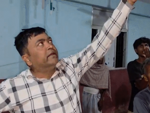 बम-पटाखों को जलाया,4 KM तक सुनी गई धमाके की आवाज:ब्लास्ट से सीवान में कई घरों की दीवारों में दरारें; खिड़कियां टूटीं; सिपाही को बंधक बनाया