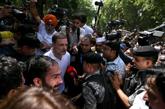 दिल्ली में भारी बवाल: 'वोट चोरी' के खिलाफ प्रदर्शन कर रहे राहुल गांधी समेत कई दिग्गज विपक्षी सांसद हिरासत में!