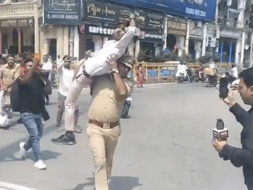 लखनऊ में पुलिसवाले सपाइयों को कंधे-गोद में उठाकर ले गए:कइयों को सड़क पर घसीटा; चुनाव आयोग की अस्थिकलश यात्रा निकाल रहे थे