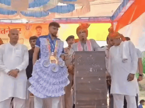 एशियन गेम्स में स्वर्ण जीतकर जयदीप दहिया का स्वागत:मोहन लाल बड़ौली ने दी बधाई; बोले- खिलाड़ी की उपलब्धि पूरे हरियाणा के लिए गर्व