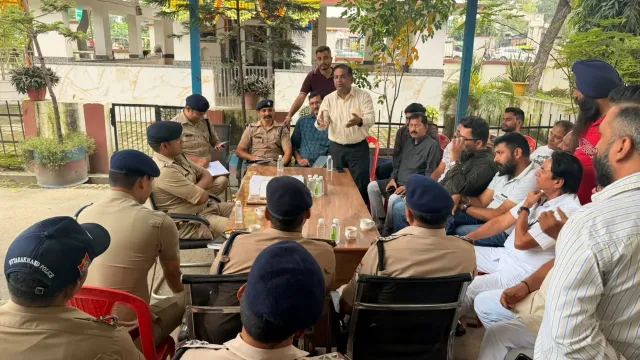 त्योहारों को लेकर पुलिस प्रशासन और व्यापारियों की बैठक, यातायात व पार्किंग व्यवस्था पर बनी रणनीति