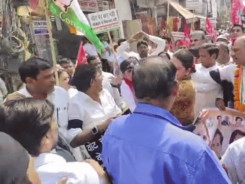 हरियाणा में SIR का विरोध:फरीदाबाद में कांग्रेस नेत्रियों में चले थप्पड़-मुक्के, करनाल में नेताओं को घसीटा; भुक्कल संग फोटो खींचवाने के लिए धक्का-मुक्की