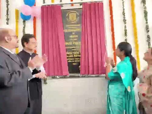 अपने पुराने कॉलेज पहुंचीं दिल्ली CM रेखा गुप्ता:एकेडमिक ब्लॉक और स्किल सेंटर का किया उद्घाटन; दौलत राम कॉलेज में ‘मिस DRC टैलेंट हंट’ की शुरुआत