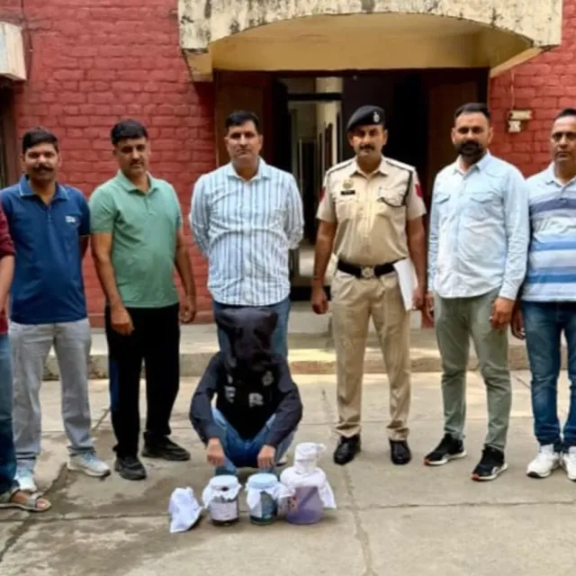 हिसार में मंत्री गंगवा के गांव से शूटर पकड़ा:3 पिस्तौल, 6 मैगजीन और 25 कारतूस बरामद; तुर्की मेड पिस्तौल भी शामिल