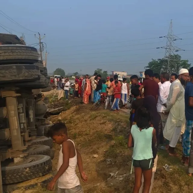 किशनगंज में बेकाबू डम्पर ने सड़क किनारे की दुकानें रौंदी:कई दुकानें क्षतिग्रस्त, लाखों का नुकसान, ड्राईवर मौके से भागा