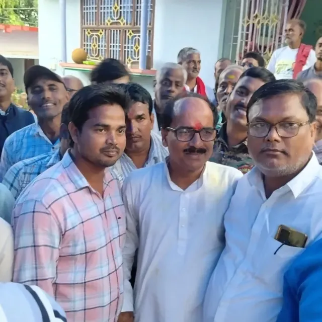 MLC बने अनिल झा का पैतृक गांव में स्वागत:ठेंगहा में समर्थकों ने फूल-मालाओं से किया सम्मानित; सदन में क्षेत्र की समस्याएं उठाने का दिया भरोसा