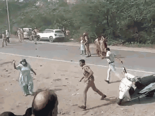 धरने खत्म कराने पहुंची पुलिस पर पथराव, 4 घायल:फरीदाबाद में महिलाएं सड़क पर लठ लेकर बैठीं, पुलिस ने घसीटकर वैन में भरा