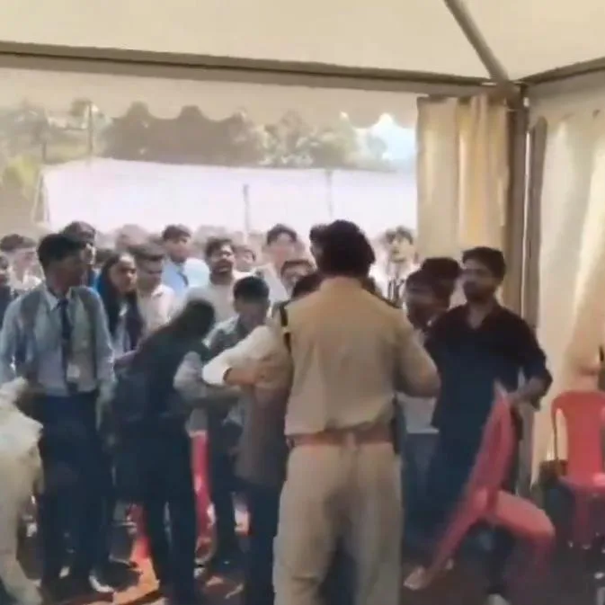 सीएम यूथ कॉन्क्लेव में जुबिन नौटियाल के कॉन्सर्ट में हंगामा, बैरिकेडिंग को लेकर पुलिस और छात्रों में झड़प, कुर्सियां चलीं