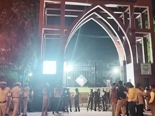 जामिया यूनिवर्सिटी की दीवारों पर फ्री कश्मीर-फ्री शर्जील के नारे:विश्व हिंदू परिषद ने आपत्ति जताई; छात्र संघ चुनाव को लेकर प्रदर्शन, कांग्रेस सांसद इमरान मसूद भी शामिल