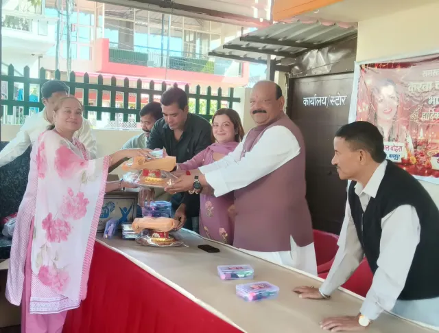 करवा चौथ पर लाल चंद शर्मा और  कोमलदीप वोहरा ने महिलाओं को वितरित की श्रृंगार सामग्री एवं सरगी