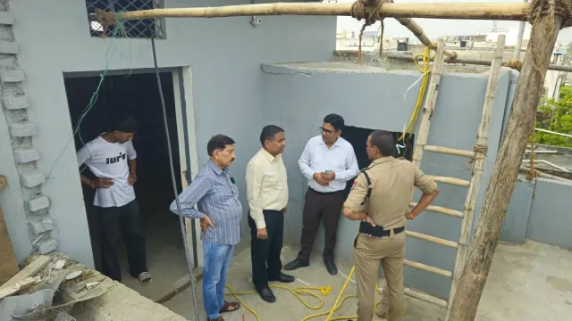रुद्रपुर, इलेक्ट्रॉनिक दुकान की छत से घुसकर चोरों ने तारें एवं विद्युत उपकरण की चोरी की