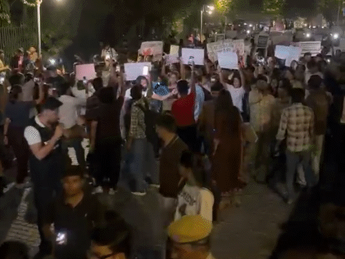 जयपुर में सैकड़ों युवतियों ने निकाली मिडनाइट वॉक:महिला सुरक्षा को लेकर उठाई आवाज; बोलीं- रात हुई तो आजादी कम क्यों हो