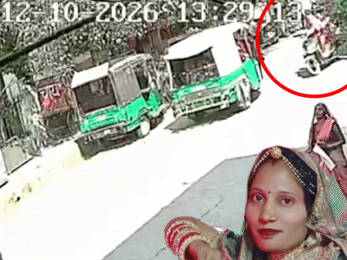 रेवाड़ी में बस ने स्कूटी सवार देवरानी को कुचला,VIDEO:जेठानी बाल-बाल बची, बैंक जा रही थीं दोनों; सड़क पर पड़ा खून चाटता दिखा कुत्ता