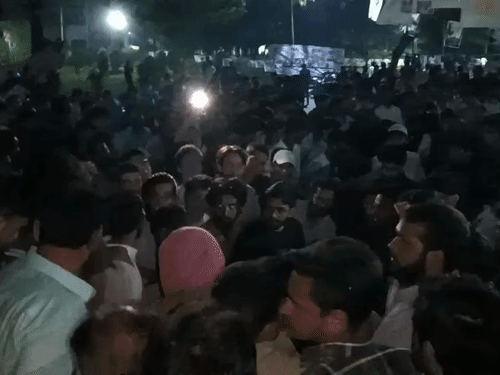 भूख हड़ताल पर बैठे छात्र की 14वें दिन तबीयत बिगड़ी:AMU में 500 छात्रों का हंगामा; सुमैया राणा बोलीं- सपा Gen-Z के साथ, मांगें जायज हैं