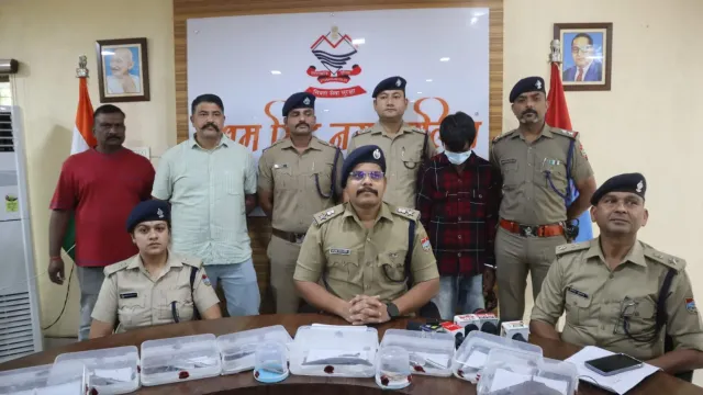 पुलिस मुठभेड़ के बाद दो शातिर बदमाश गिरफ्तार, 08 अवैध तमंचे व कारतूस बरामद