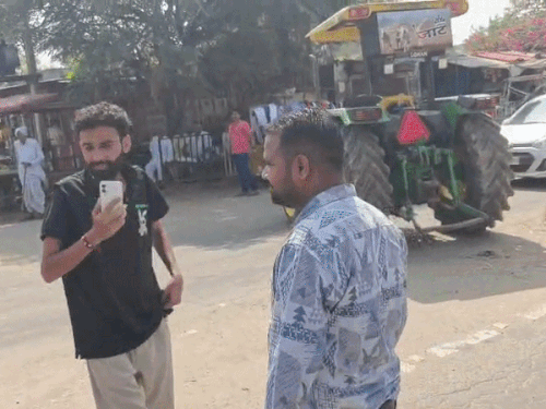 जींद में किसानों ने रोड किया जाम:धान खरीद नहीं होने से भड़के, JCB-ट्रैक्टर खड़े कर रास्ता रोका; SDM पहुंची
