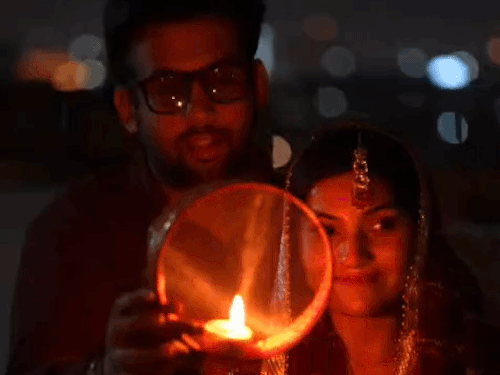 करवा चौथ कल, धौलपुर में सबसे पहले दिखेगा चांद:बाड़मेर में सबसे आखिर में; जानें किस जिले में कितने बजे आएगा नजर