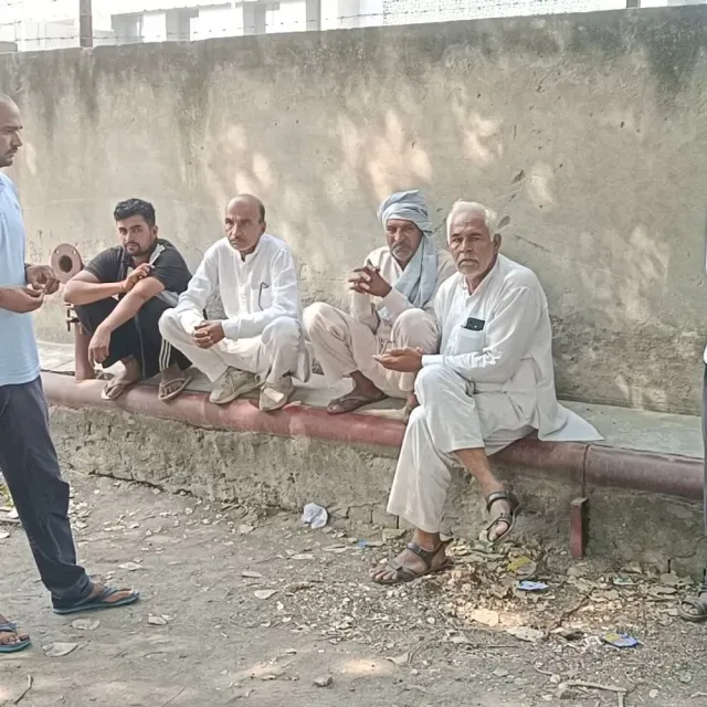 भिवानी सड़क हादसे में दादा-पोते की मौत:कैंटर से टकराई कार, दो युवक घायल; डेढ़ साल के बच्चे के पिता