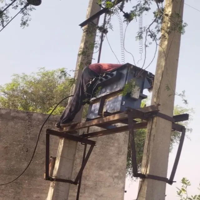 ट्रांसफार्मर पर चढ़े किसान की करंट लगने से मौत:भिवानी में बिजली कर्मचारियों की हड़ताल के बीच हादसा, 3 बच्चों का पिता था
