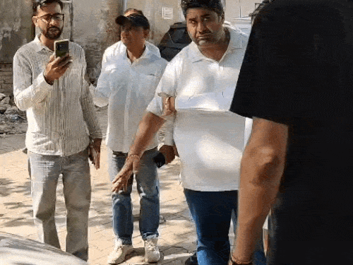 गुरुग्राम में कांग्रेस कार्यालय के बाहर पेड पार्किंग पर बवाल:नेताओं की पर्ची काटने पर हंगामा; नगर निगम के घेराव की चेतावनी