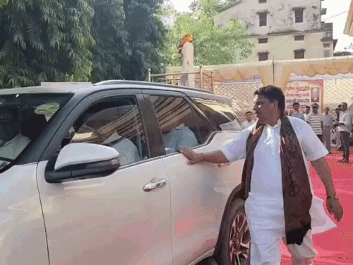 नई मेयर से नाराज होकर निकले वन मंत्री संजय शर्मा:मिनिस्टर को रोकने कार के पीछे भागे महापौर के पति; गांधी जयंती पर नगर-निगम पहुंचे थे