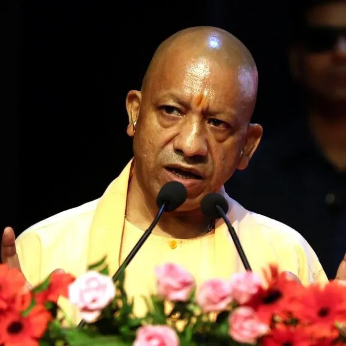 लखनऊ में बाढ़ प्रभावितों तक नावों से पहुंच रहा खाना-राशन, 1,900 फूड पैकेट बांटे; ड्रोन से होगा छिड़काव