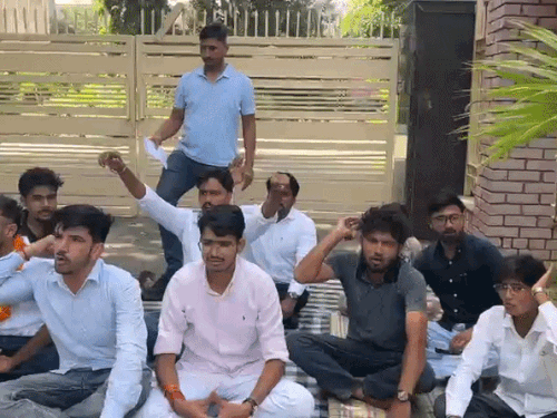 हिसार GJU में शोधार्थियों और प्रशासन के बीच बहस:धरने पर बैठे रिसर्च स्कॉलर्स; लंबित फेलोशिप और फीस समेत 7 मांगें रखी