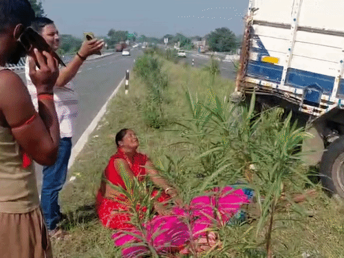 बख्तियारपुर-पटना फोरलेन पर पिकअप डिवाइडर से टकराकर पलटी:एक मजदूर की मौत, 10 से ज्यादा घायल; 2 की हालत गंभीर, सभी हाजीपुर काम करने जा रहे थे