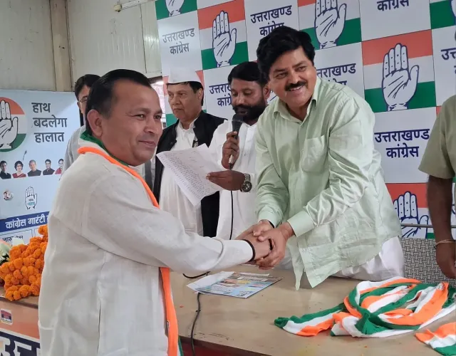 हरिद्वार के विभिन्न दलों के 100 से अधिक लोगों ने कांग्रेस की सदस्यता ग्रहण की।