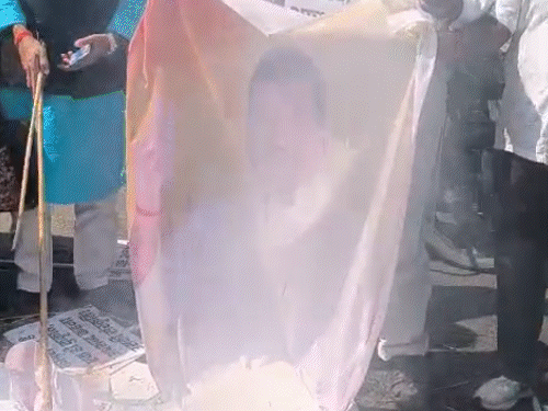 बिहार BJP अध्यक्ष बोले- कान पकड़कर माफी मांगें खड़गे:भाजपा का प्रदर्शन, राहुल का पोस्टर जलाया; कांग्रेस अध्यक्ष ने कहा था- मोदी का बाप भी जाएगा