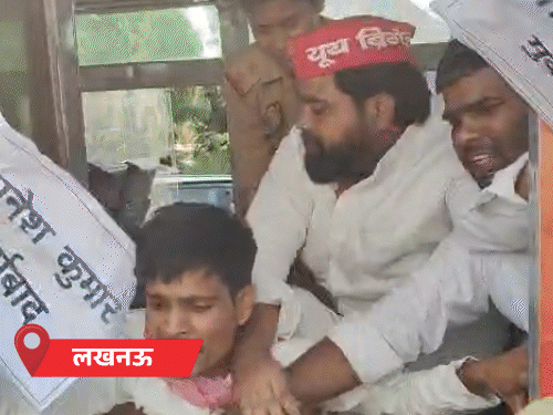 अखिलेश हिरासत में, यूपी में सड़कों पर उतरे सपाई:आगरा में झड़प, पुलिसवाले ने थप्पड़ मारे; लखनऊ में सड़क पर घसीटा