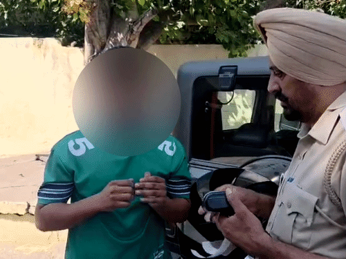 पंचकूला में रावण के पुतले के सामने थार से स्टंट:रील पर मूसेवाला का गाना लगाया; ₹22,500 का चालान हुआ, युवक ने कान पकड़ माफी मांगी