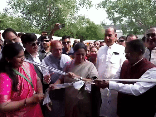 दिल्ली में स्वच्छता को बड़ा बूस्ट:सीएम रेखा गुप्ता ने सरिता विहार में हरी झंडी दिखाकर लॉन्च किए MCD के नए संसाधन
