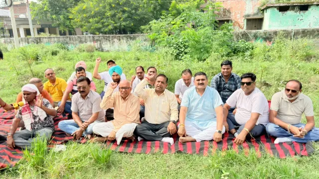 एक साल से खुदी पड़ी सड़क पर कांग्रेस का जोरदार प्रदर्शन, गड्ढे में बैठकर जताया आक्रोश