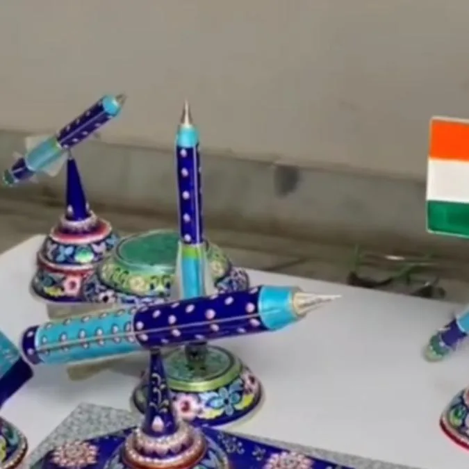 काशी के हुनर का कमाल : गुलाबी मीनाकारी से बना फाइटर प्लेन, कैलिफोर्निया और ऑस्ट्रेलिया से मिले बंपर ऑर्डर