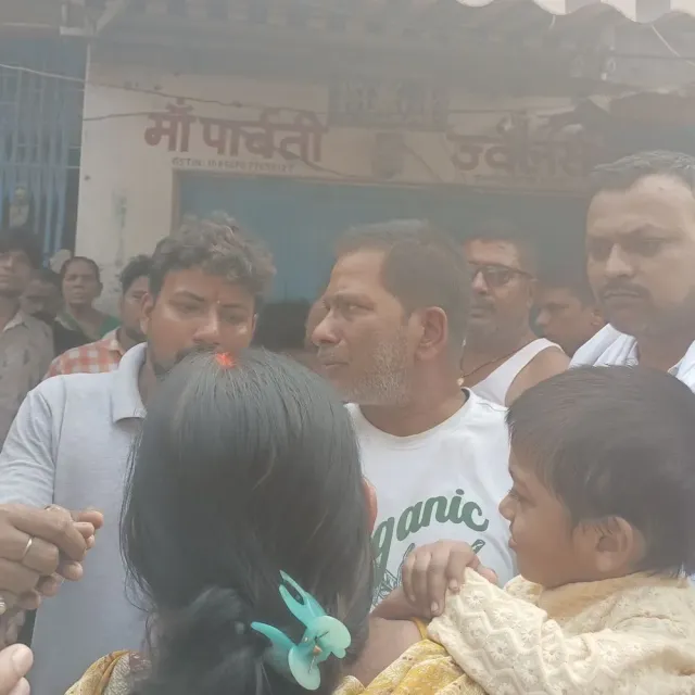 बेगूसराय में दिनदहाड़े बदमाशों ने लूटे 40 लाख के गहने:दो बाइक पर सवार 6 अपराधियों ने की 15 राउंड फायरिंग; दुकान छोड़ भागे दुकानदार-कस्टमर