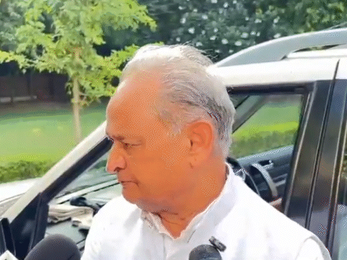 गहलोत बोले-पंचायत चुनाव में बीजेपी की गुंडागर्दी नहीं चलने देंगे:गांव वाले सबक सिखाएंगे, सीएम को ऐसा नहीं बोलना था कि किसान 20-25 दिन काम करता
