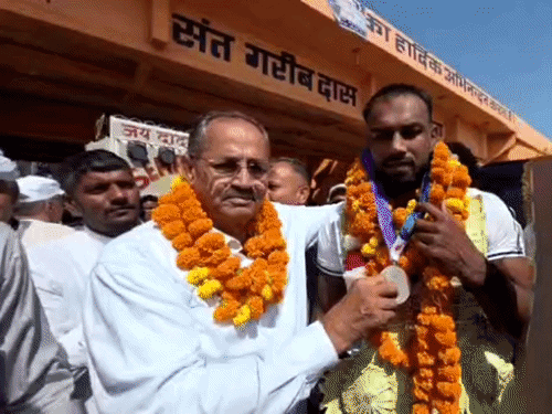 एशियन गेम्स मेडलिस्ट नीतेश का सोनीपत में भव्य स्वागत:ढोल-नगाड़ों के साथ गांव तक निकाला जुलूस; पहलवान बोला-ओलिंपिक में गोल्ड जीतना है