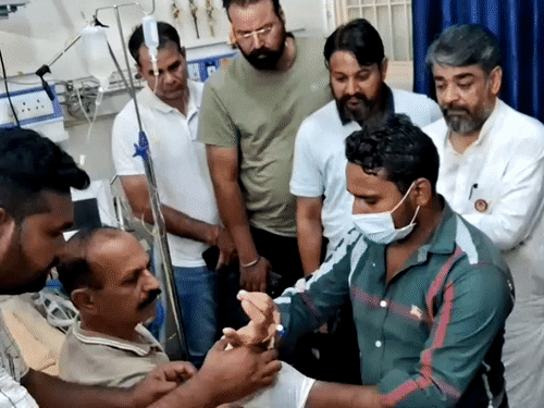 अंबाला में SHO को घेरकर पीटा, वर्दी फाड़ी:ड्यूटी से लौटते वक्त झगड़ा देख कार रोकी, हमलावरों ने गर्दन में चाकू घोंपे; चंडीगढ़ रेफर