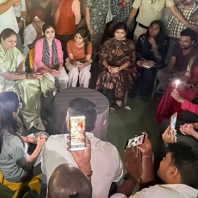 दिल्ली के मुखर्जी नगर में पहुंचीं सीएम:छात्रों के साथ बैठ कर पी चाय; कहा- पीजी पॉलिसी और नए हॉस्टलों पर काम कर रही सरकार