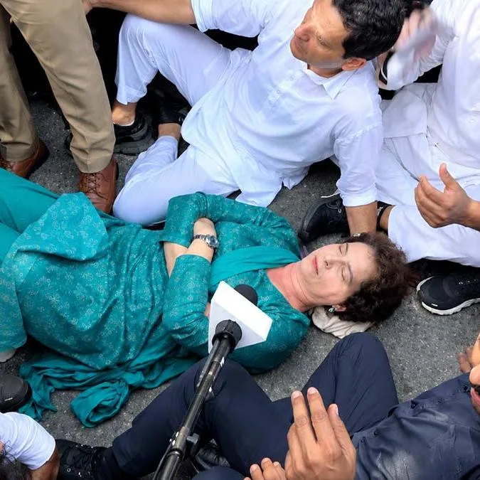 LIVE: प्रदर्शन राहुल गांधी को पुलिस ने छोड़ा, कांग्रेस कार्यकर्ताओं ने बस को किया पंचर