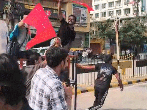 पटना में SIR के खिलाफ प्रदर्शन, छात्रों ने बैरिकेडिंग तोड़ी:पुलिस की गाड़ी की चाबी लेकर भागे; छात्राओं को खींचकर ले गई पुलिस