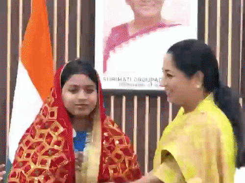 CM जन सेवा सदन में 51 बेटियों का पहला करवाचौथ:लाडली फाउंडेशन ने हर बेटी को दिए 1-1 लाख रुपए, मार्च में हुआ थासामूहिक विवाह