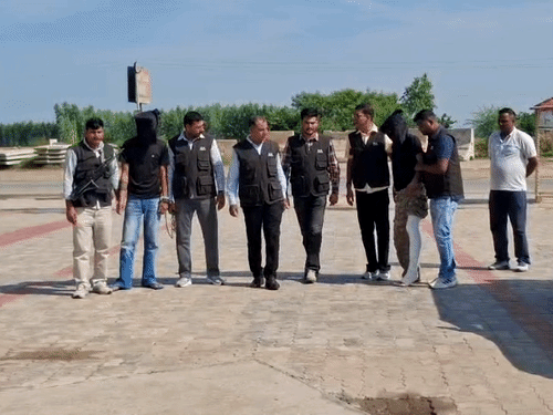 SHO पर हमले के आरोपी पुलिस के कंधे पकड़कर चले:अंबाला में दोनों लंगड़ाते हुए घटनास्थल पर आए, पैर में ऊपर तक प्लास्टर बंधा