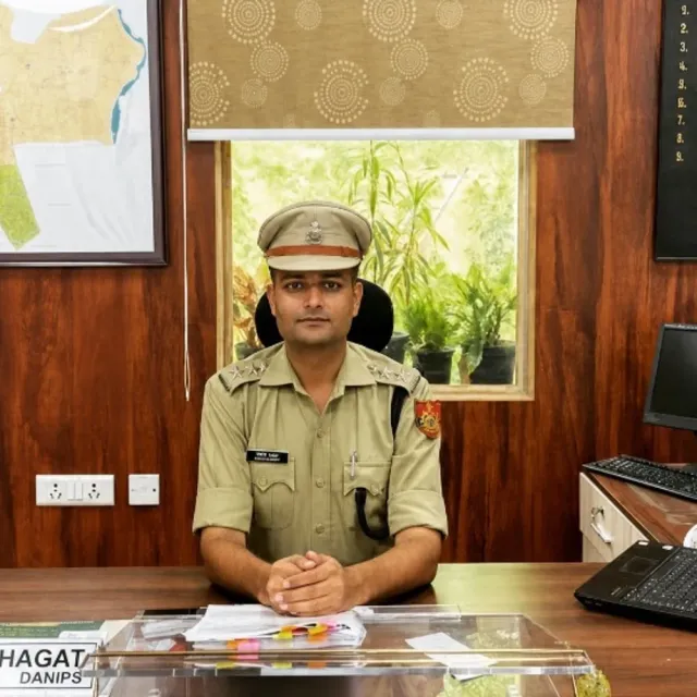 दिल्ली ACP विवेक भगत को एडिशनल-DCP चार्ज देने पर रोक:महिला पत्रकार से बदसलूकी का आरोप, जांच होने तक पद नहीं संभालेंगे; सरकार बोली- यह प्रमोशन नहीं