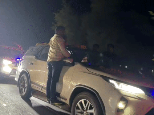 हनुमान बेनीवाल का 100-गाड़ियों के साथ श्रीगंगानगर कलेक्ट्रेट कूच:महियावाली टोल नाके के पास पुलिस ने काफिले को रोका, समर्थकों के साथ हाईवे जाम किया