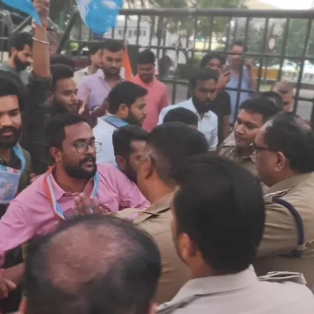 दिल्ली में CJP के प्रदर्शन में जाने वाले युवाओं को मध्यप्रदेश में रोका, भोपाल में बरकतउल्ला यूनिवर्सिटी के बाहर NSUI का प्रदर्शन
