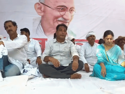 नरेश मीणा आमरण अनशन पर बैठे:खाद संकट पर कलेक्ट्रेट का घेराव; पंचायत चुनाव में तीसरे मोर्चे से उतारेंगे उम्मीदवार